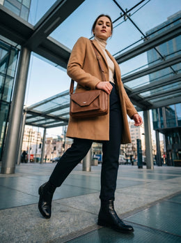 Chic Brown Leather Crossbody – Minimal & Versatile